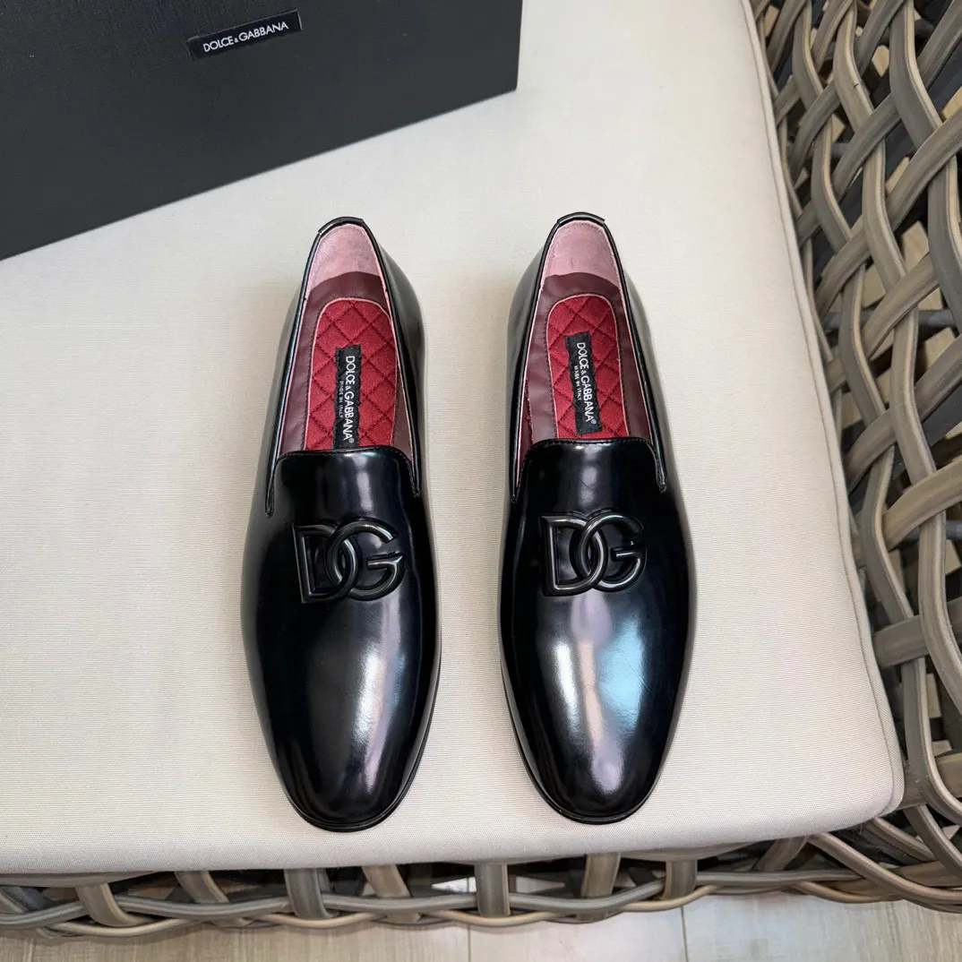 💰¥960 D&G cowhide moccasin loafers for men｜Embellished with DG hardware nameplate｜Made of imported calfskin｜Retro and shiny texture complement each other｜Release charming tones to outline a confident posture｜Imported calfskin + cowhide lining + Italian leather outsole Size: 39-44 (38.45 custom-made)